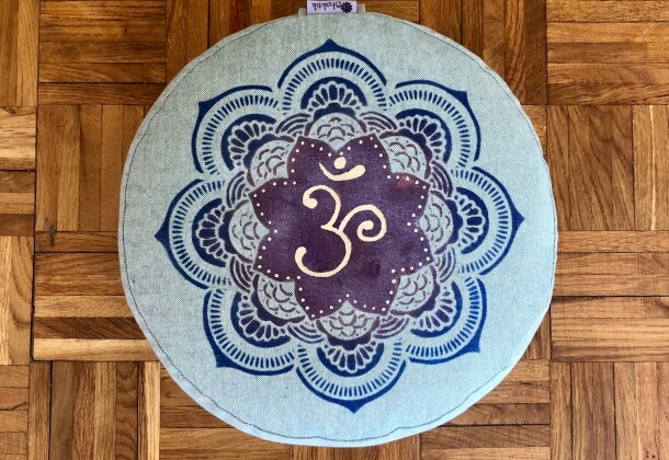 Meditační polštář - Modrá Om mandala