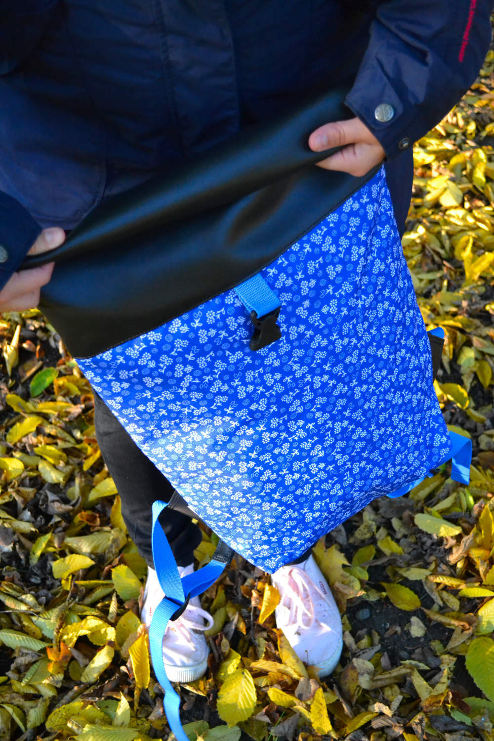 Rolovací batoh s modrotiskem