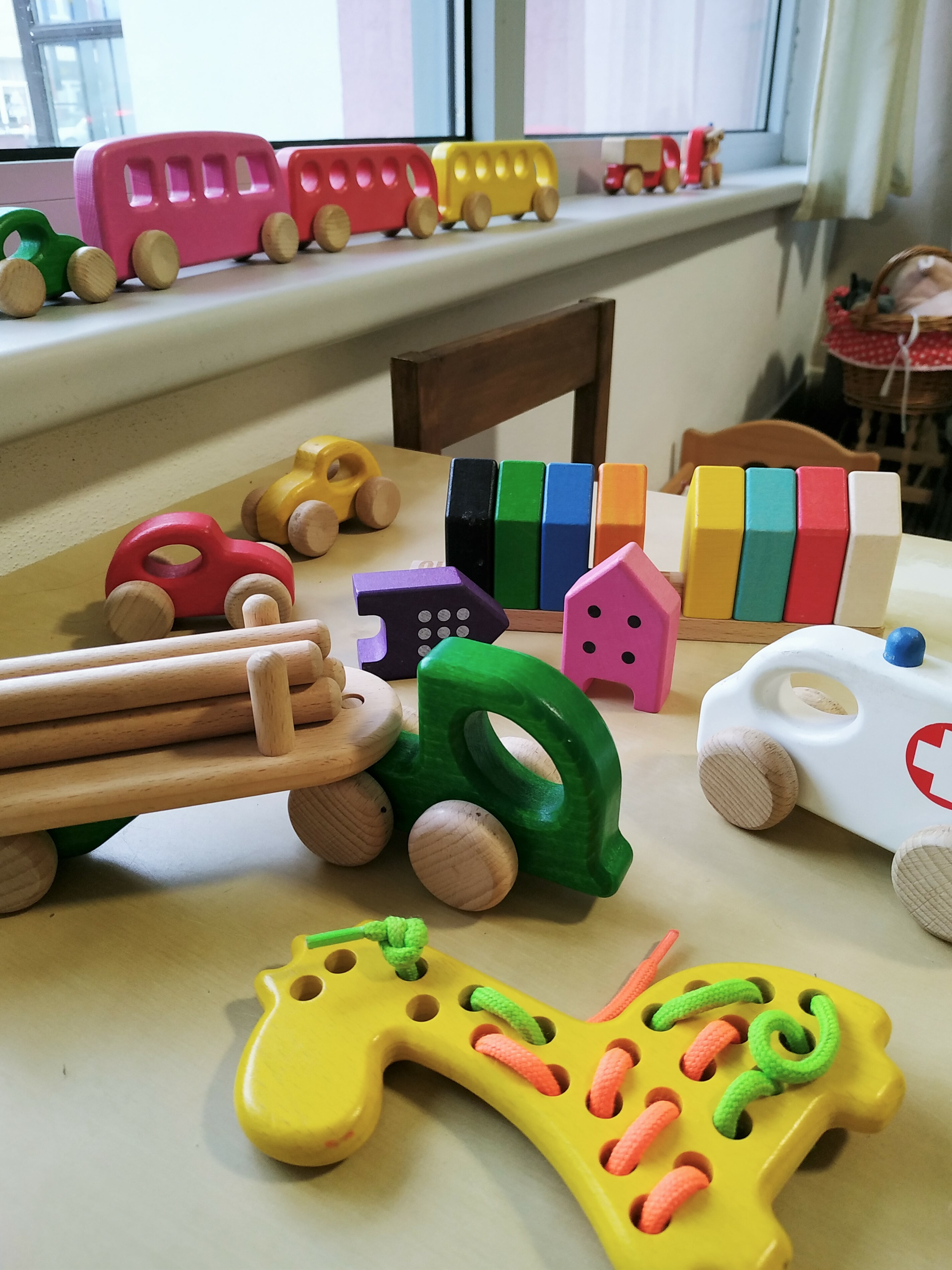 Dětský koutek s montessori hračkami. Děti se během nákupu zabaví a zároveň se učí. Tisíce spokojených rodičů :-)